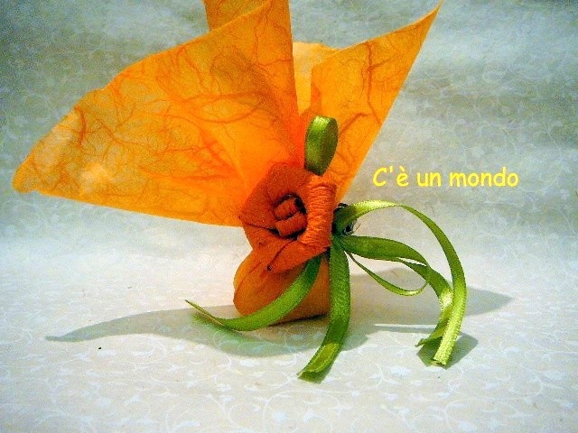 Bomboniera portaconfetti in arancio con fiore in carta verde
