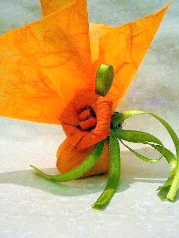 Bomboniera portaconfetti in arancio con fiore in carta verde