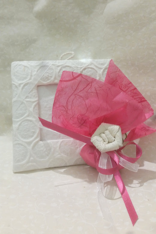 Bomboniera portafoto, bomboniera solidale con porta confetti fucsia e fiore bianco