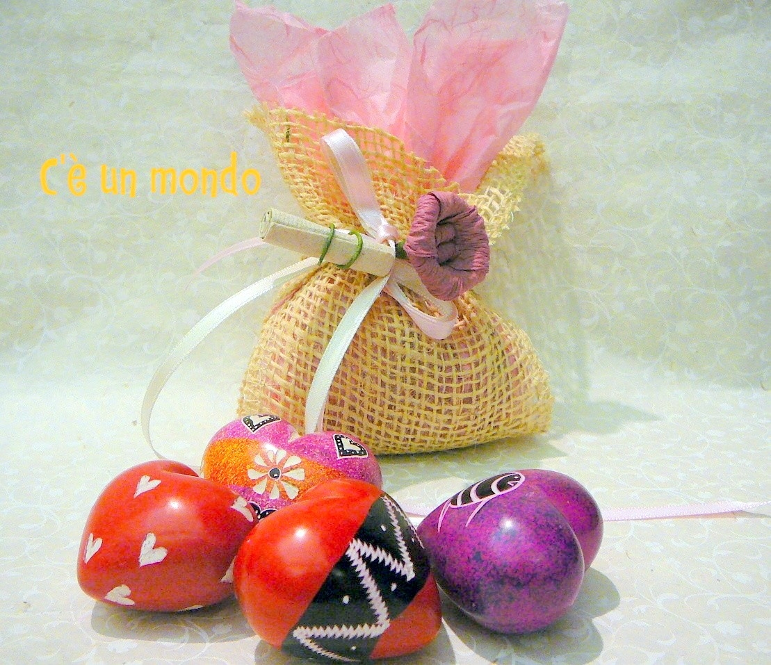 Bomboniera in rosa con cuore piccolo e confetti