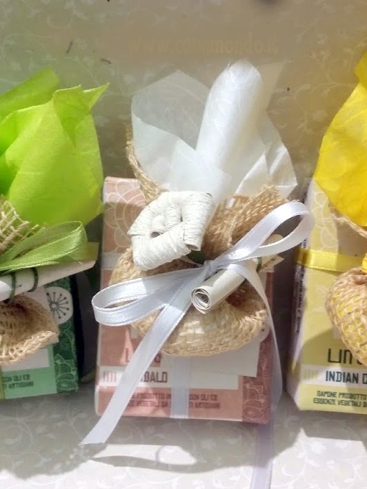Bomboniera sapone vegetale con porta confetti, equo solidale