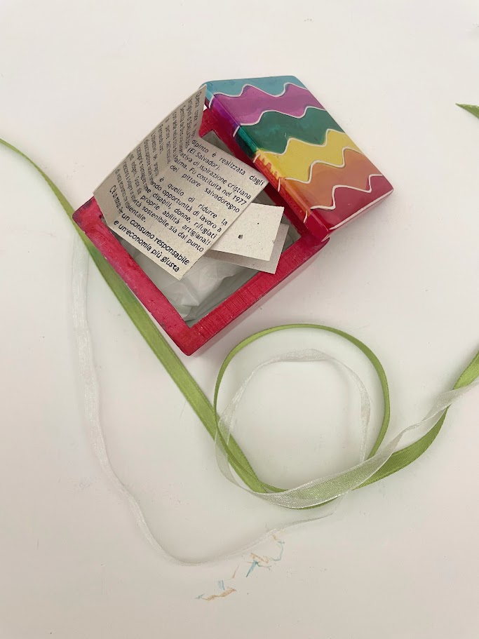 Interno scatola con confetti, biglietto evento e biglietto progetto equo solidale