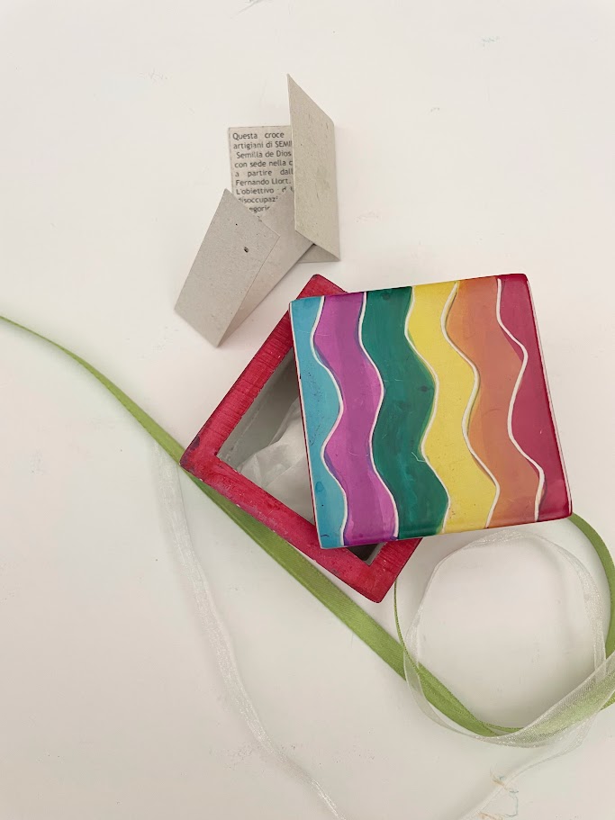 Interno scatola con confetti, biglietto evento e biglietto progetto equo solidale