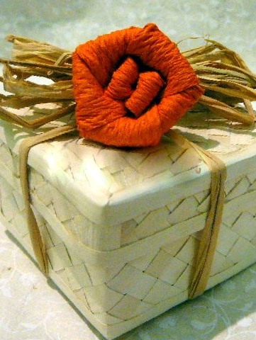Bomboniera scatola in foglia di palma con fiore arancio