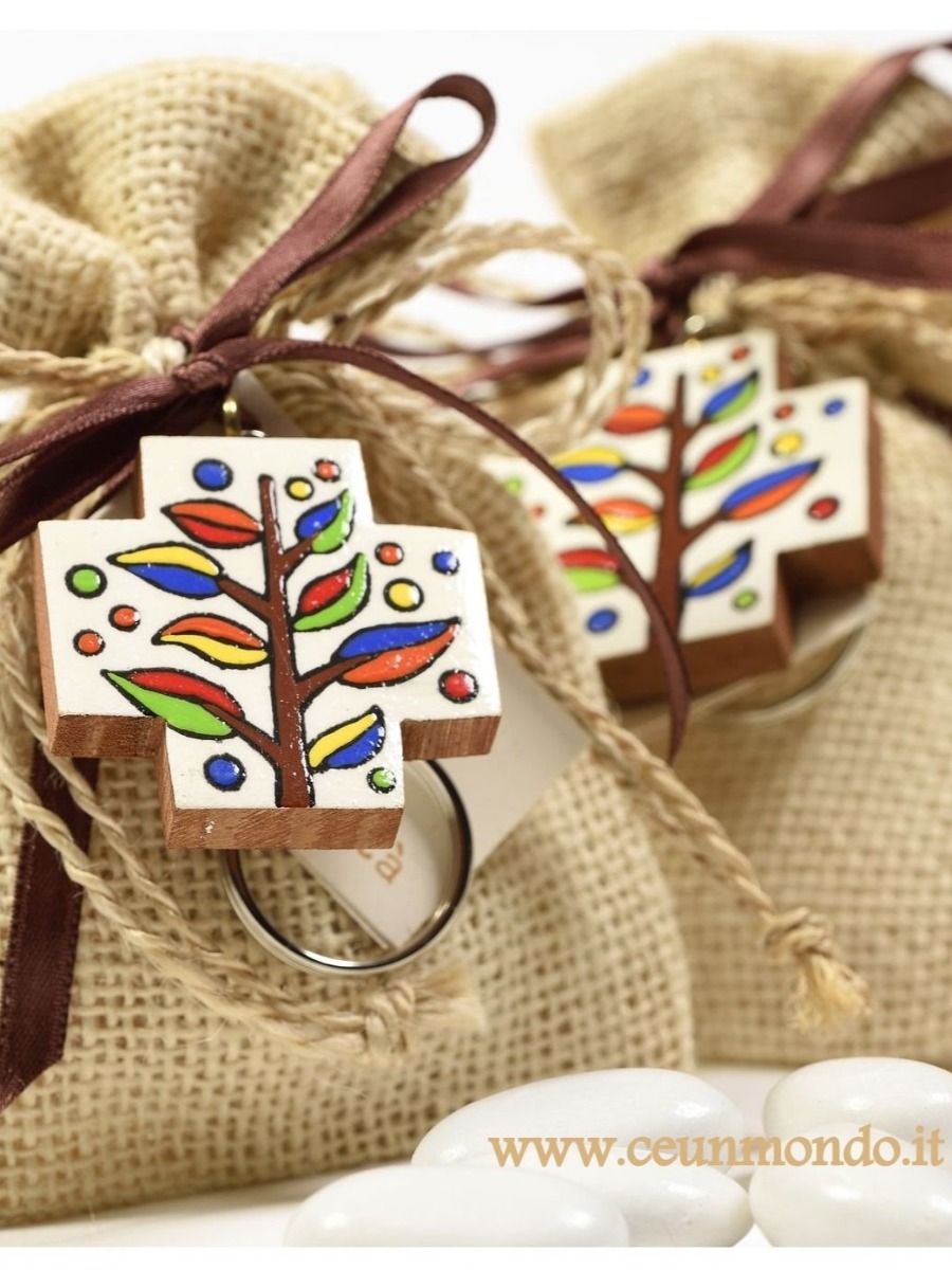 Bomboniera solidale Croce portachiavi Albero della Vita in legno dipinto con sacchetto in juta.