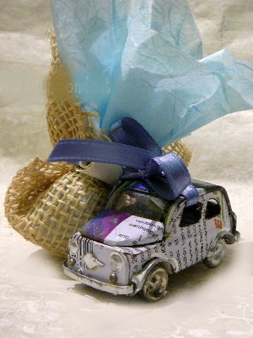 Bomboniera solidale macchinina Fiat 500 con porta confetti. Equo solidale. La foto vale come modello, ma i colori della macchinina possono variare