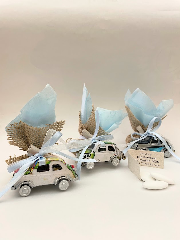 Bomboniera solidale macchinina Fiat 500 con porta confetti. Equo solidale. La foto vale come modello, ma i colori della macchinina possono variare