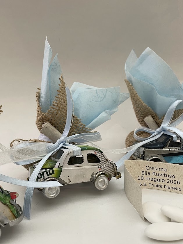 Bomboniera solidale macchinina Fiat 500 con porta confetti. Equo solidale. La foto vale come modello, ma i colori della macchinina possono variare