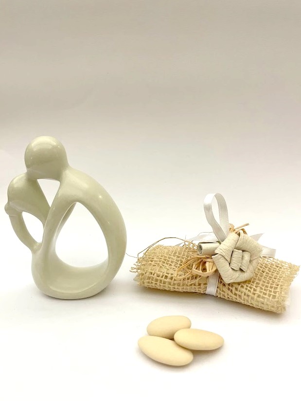 Bomboniera solidale matrimonio amanti inginocchiati porta confetti pacchetto con fiore