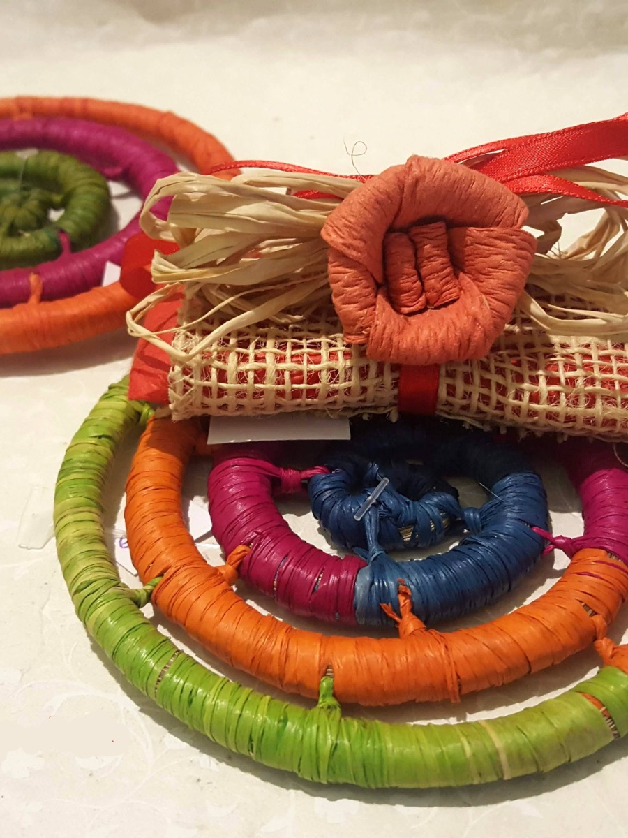Sottobicchiere in rafia con pacchetto confetti e fiore dung paper