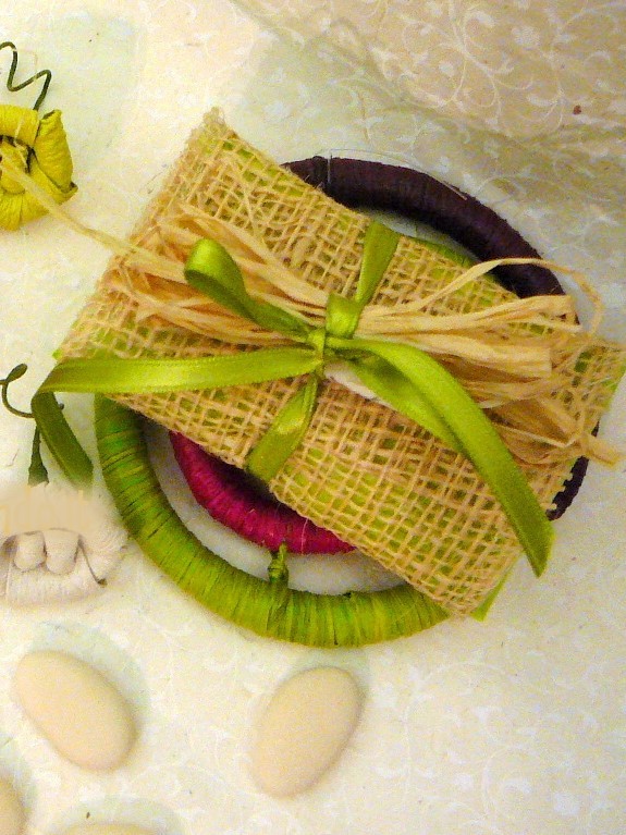 Bomboniera con sottobicchiere arcobaleno in rafia e porta confetti semplice