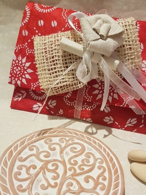 Bomboniera sottopentola con albero della vita in terracotta, con sacchetto rosso in carta seta e portaconfetti con fiore