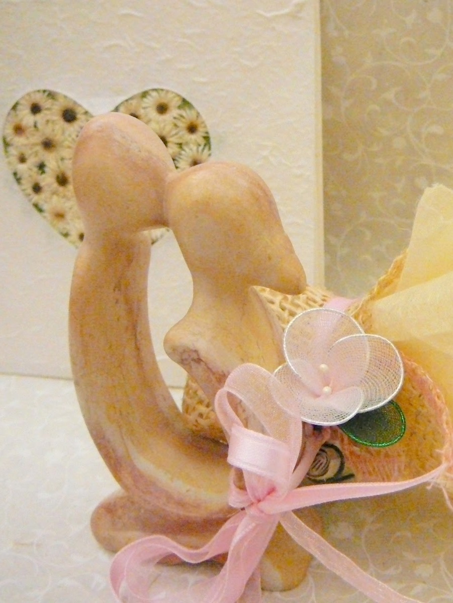 Bomboniera con statua bacio e portaconfetti fiore aralya rosa