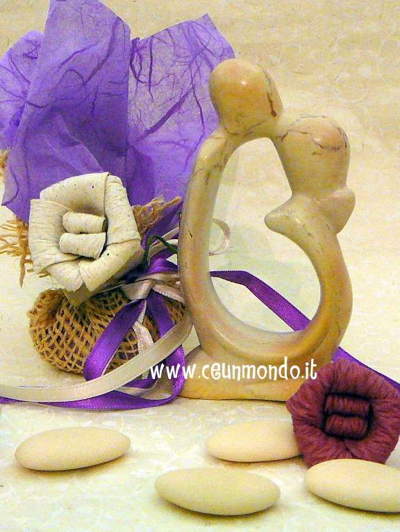 Statua bacio con portaconfetti colorato e fiore