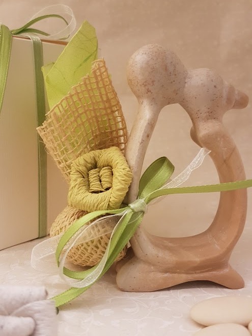 Bomboniera solidale, statua bacio in pietra saponaria con porta confetti in verde con scatola