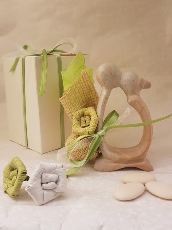 Bomboniera solidale, statua bacio in pietra saponaria con porta confetti in verde con scatola