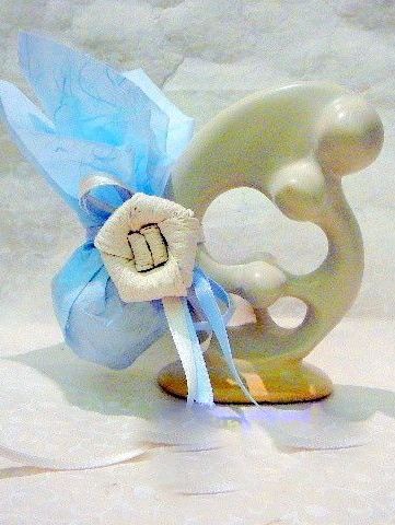 Bomboniera statua famiglia in pietra saponaria con portaconfetti azzurro