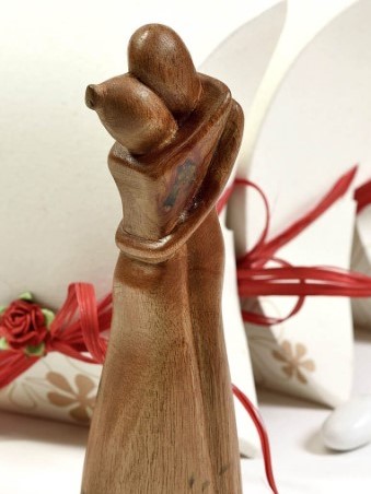 Bomboniera Statua innamorati abbraccio in legno con porta confetti e sacchetto