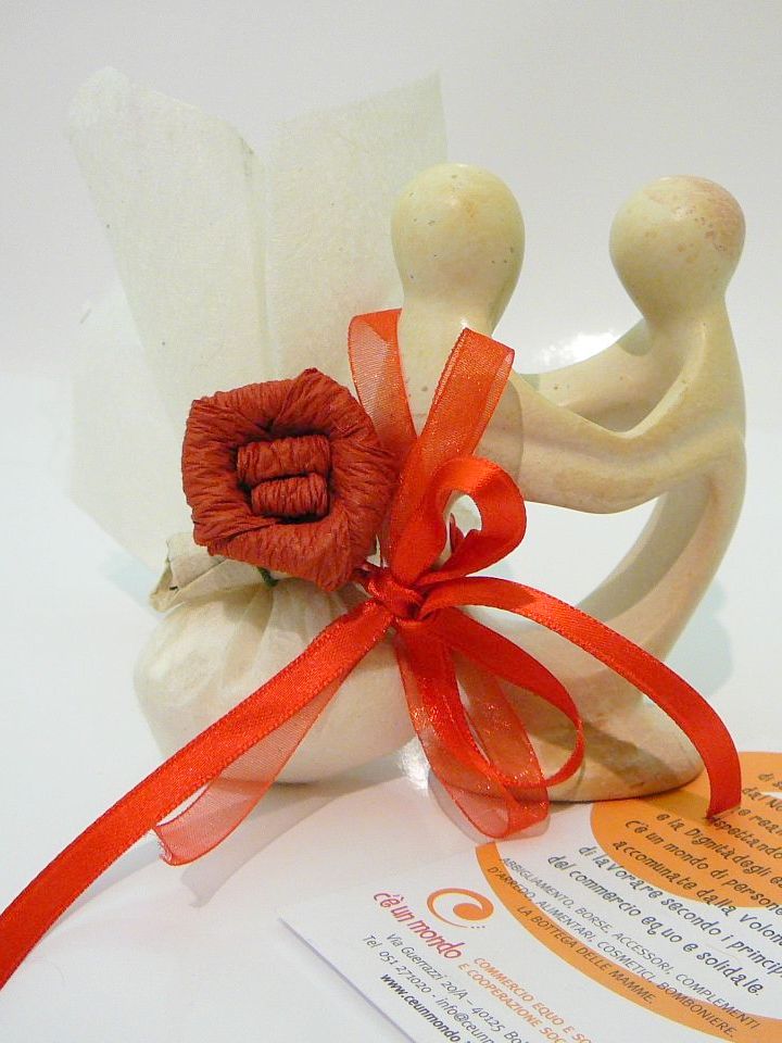 Bomboniera statua unione con portaconfetti con nastri e fiore rosso