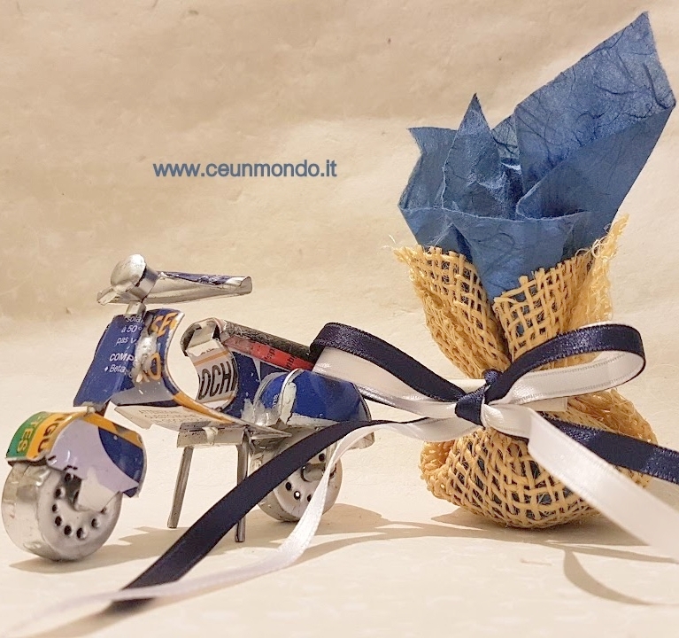 Bomboniera Vespa piccola 9cm con portaconfetti e nastri