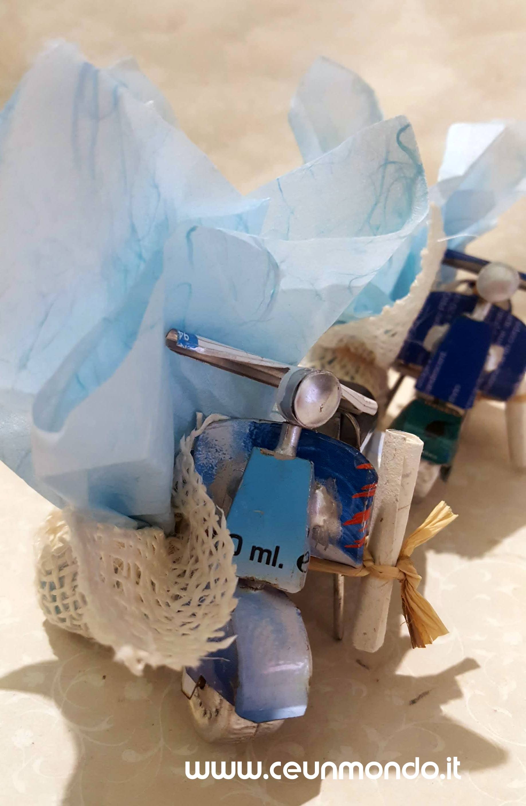 Bomboniera vespa in latta azzurro