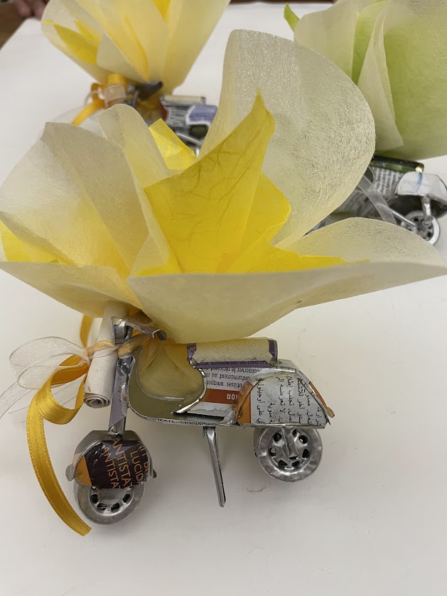 Bomboniera solida vespa in latta con porta confetti
