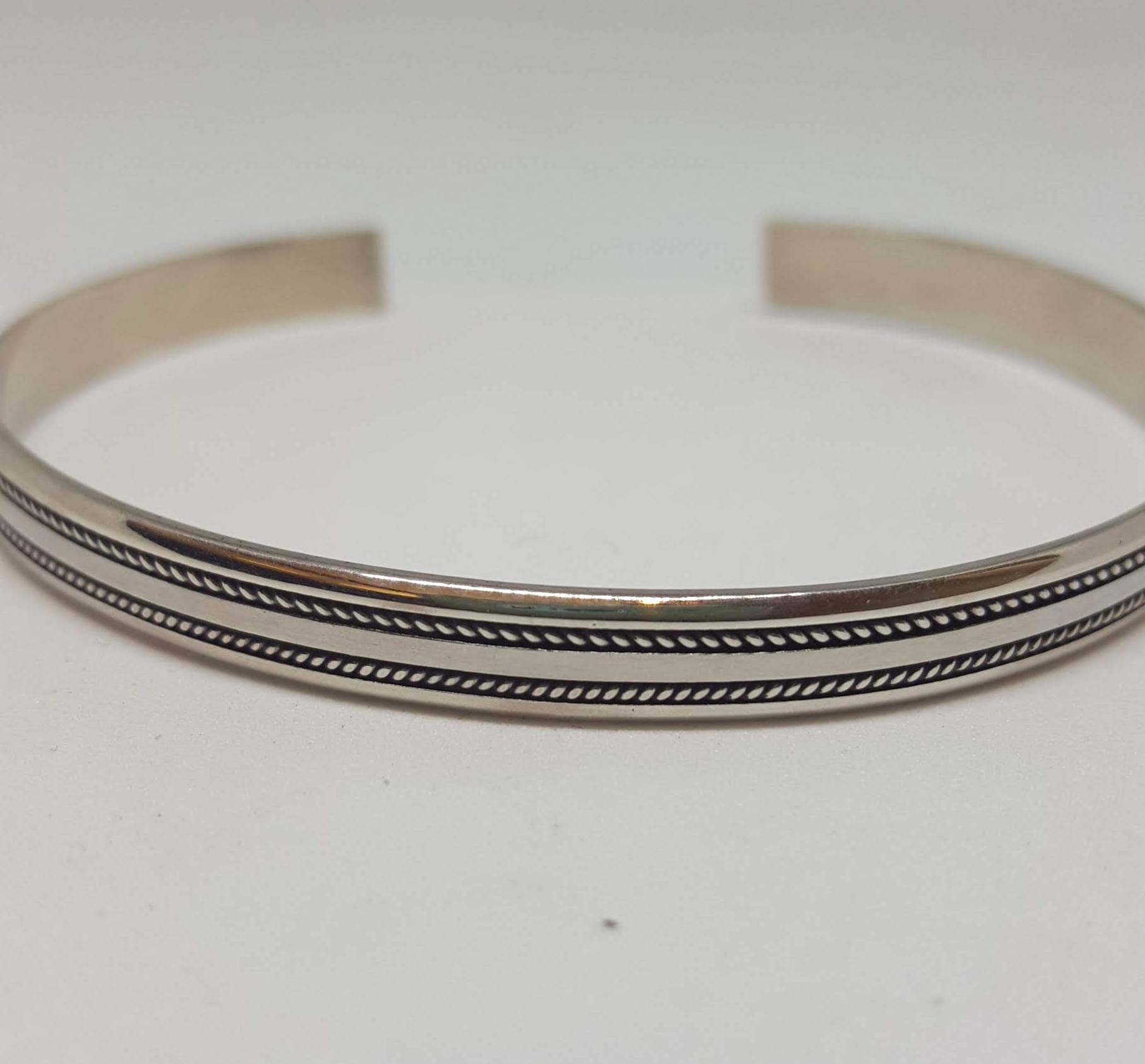 Bracciale in Argento a fascia rigido regolabile con decorazione ritorta