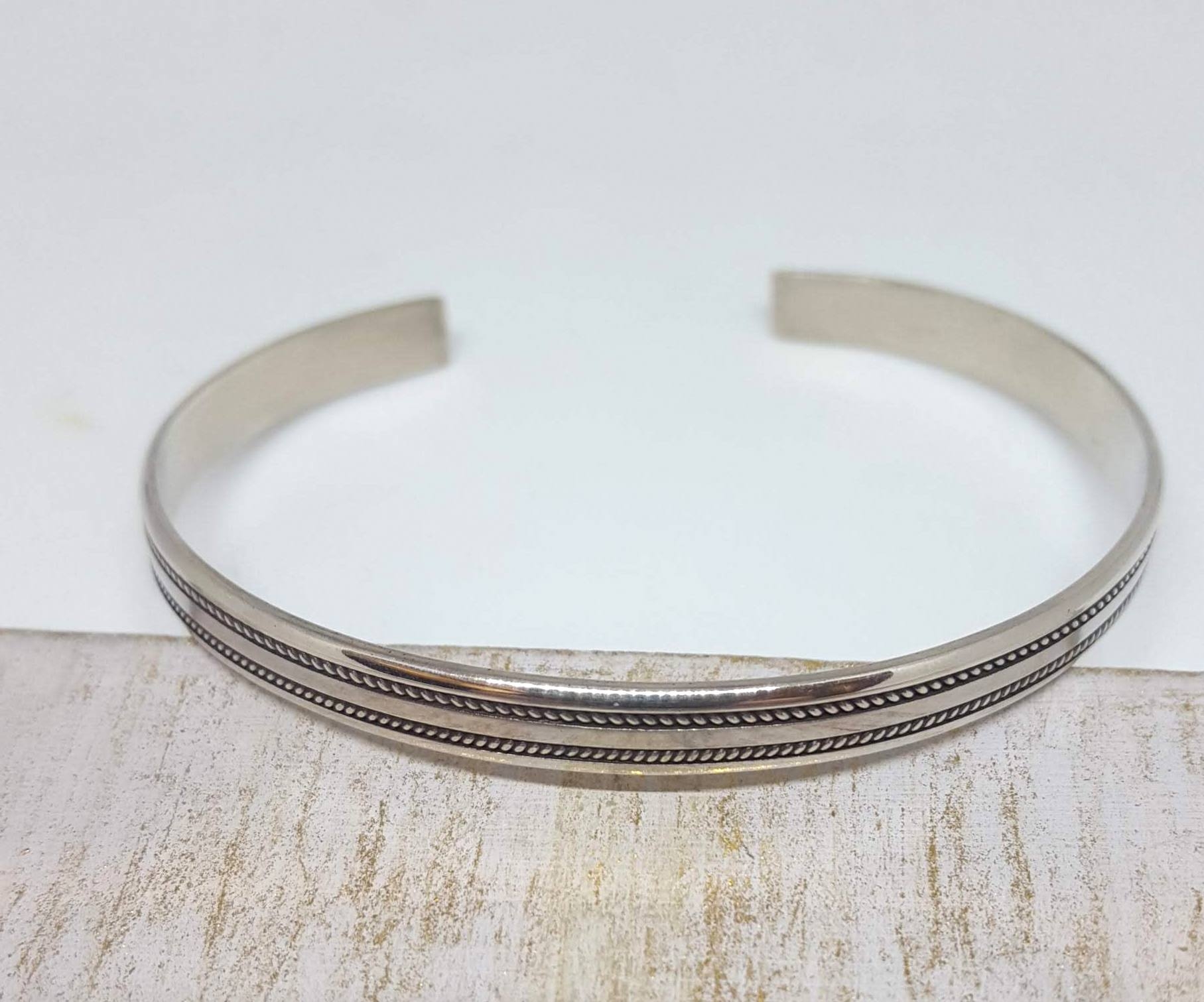 Bracciale in Argento a fascia rigido regolabile con decorazione ritorta