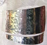 Bracciale avvolgente in alluminio martellato