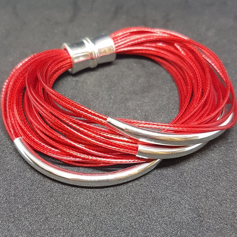 Bracciale multifili in alluminio e chiusura magnetica in Rosso - Culture Mix