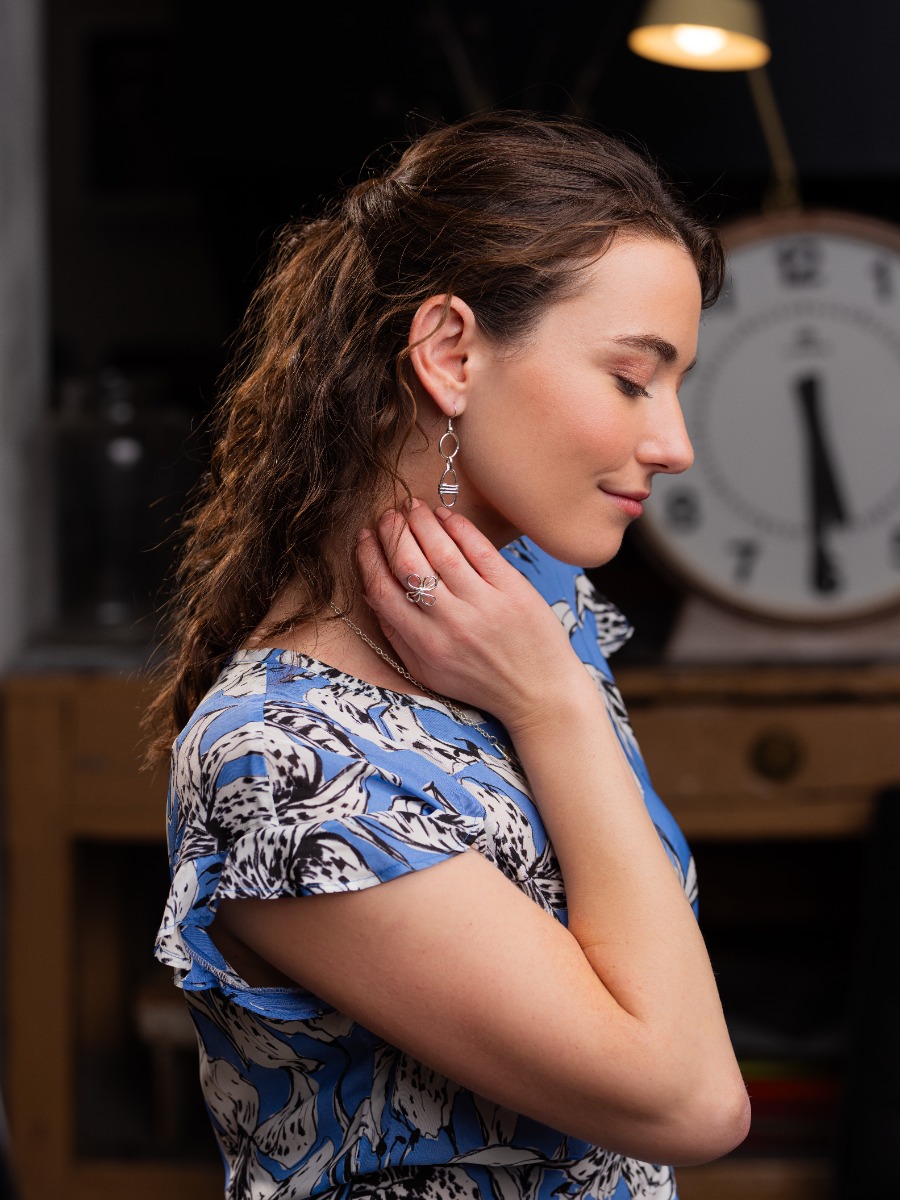Camicia donna azzurra fiori bianchi manica aletta