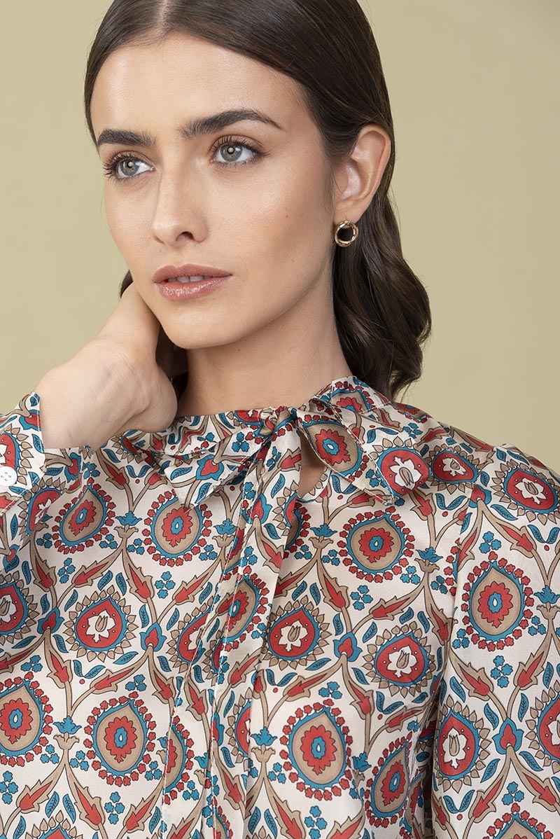 Camicia in seta con fiocco disegno arabesco Cyrano - Maharaja su bianco - Quid