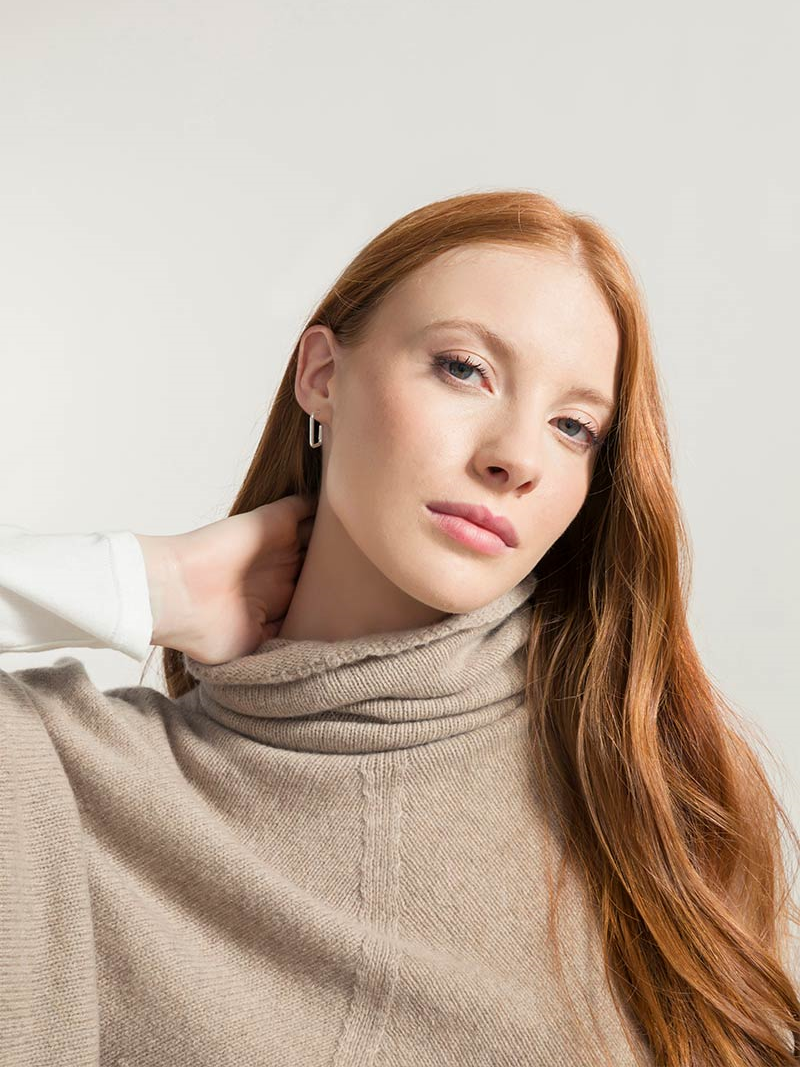 Poncho cappa in cashmere rigenerato a collo alto Rifò Beige Elisabetta