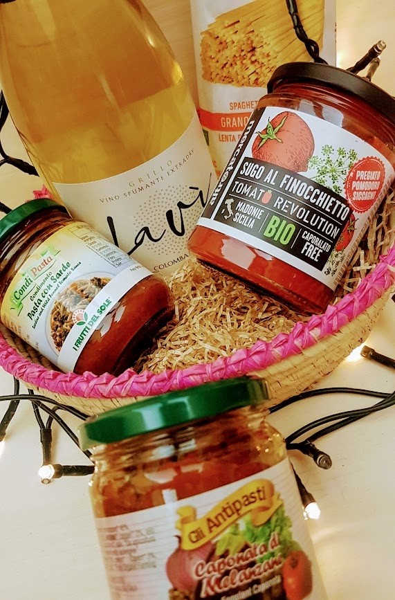 Cena delle feste è una cesta regalo con prodotti tipici siciliani di filiera sociale