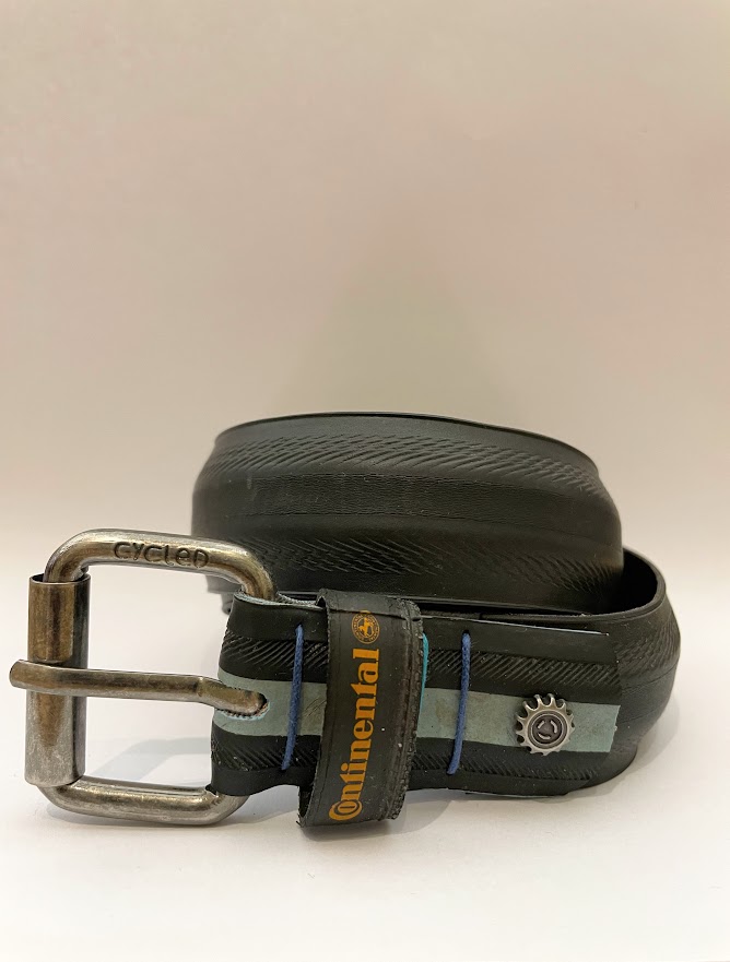 Cintura in copertone riciclato nero e rosso Cycled