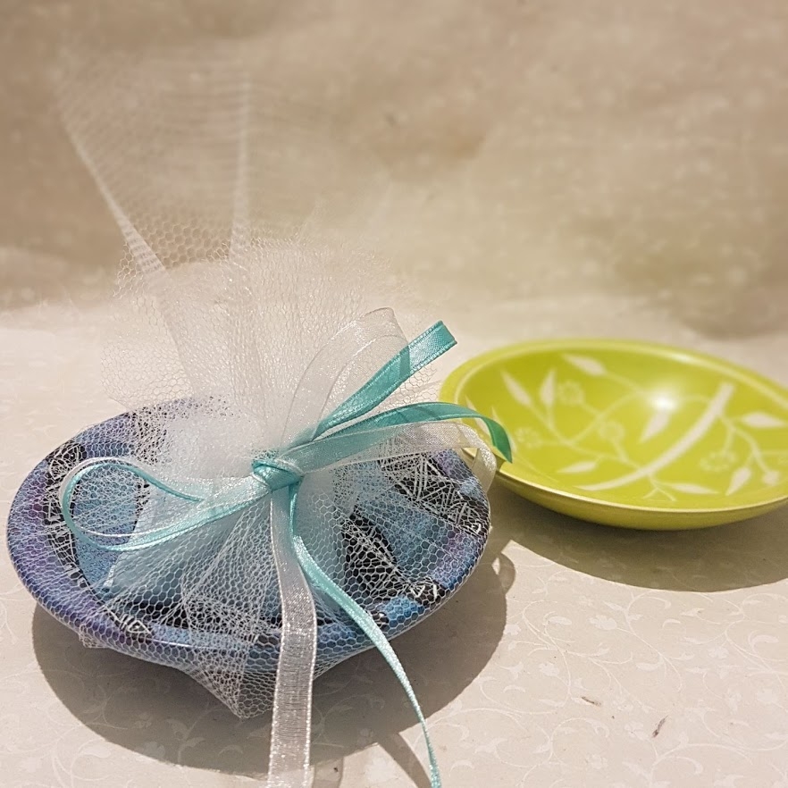 Ciotolina in pietra saponaria 10cm con confetti e nastri azzurri