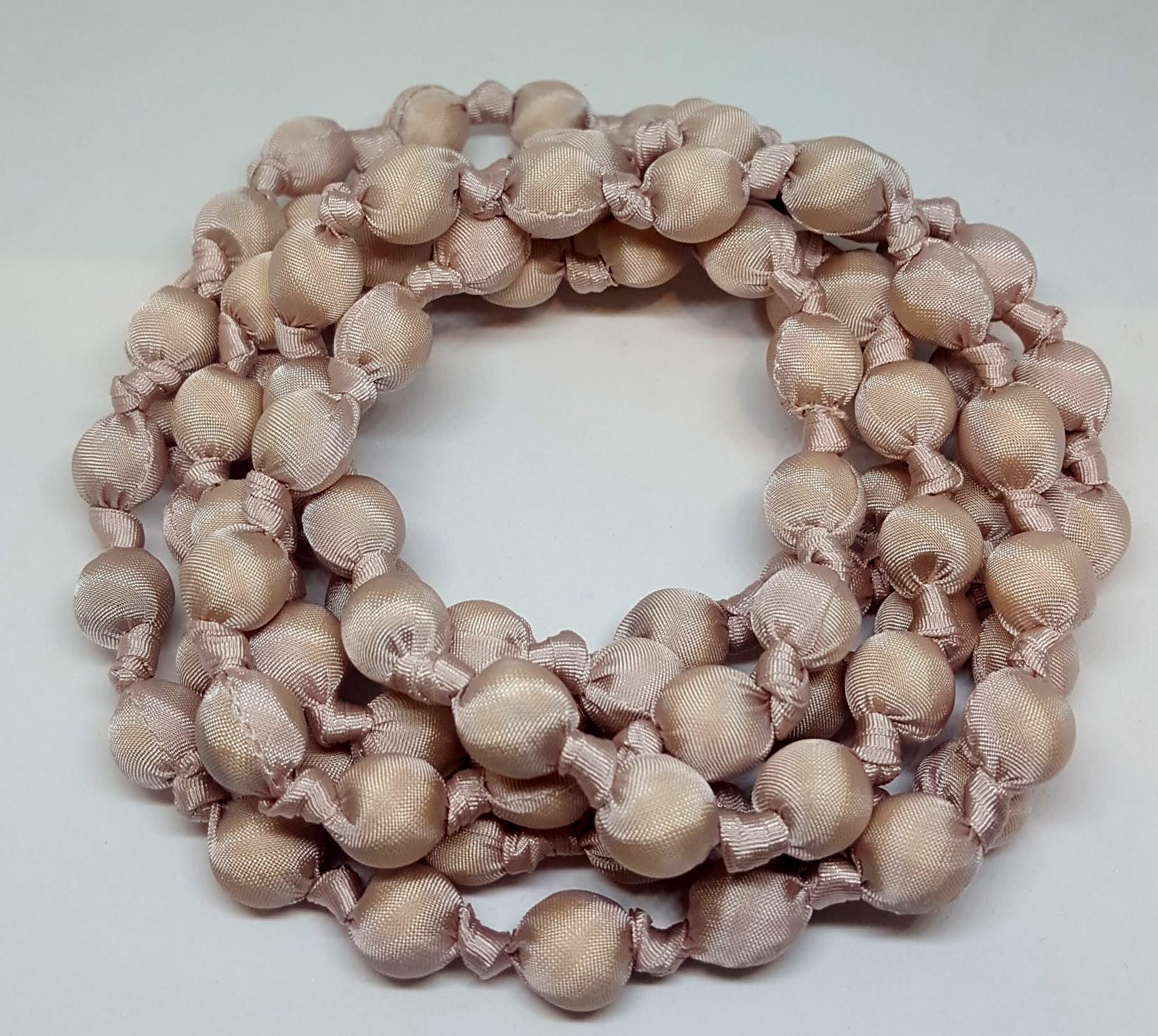 Collana in seta con nodi Doan Cipria