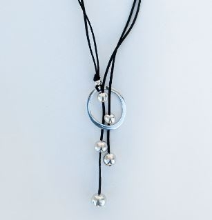 Collana lunga in alluminio cerchio irregolare due fili di perle