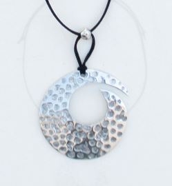 Collana con ciondolo spirale martellata in alluminio
