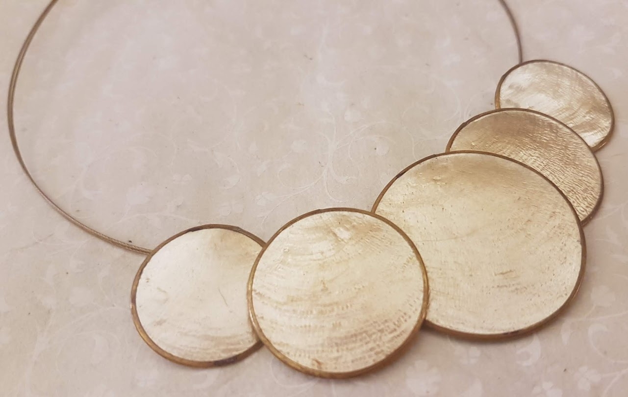 Collana girocollo con cerchi in madreperla ricoperta di resina e alluminio Avorio e oro