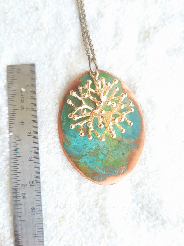 Collana lunga con ciondolo ovale e CORALLI in rame ossidato - Hoiko