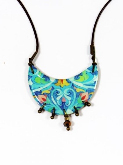 Collana con ciondolo in ceramica a mezzaluna maioliche azzurro verde Nahid. Equo solidali Papital.