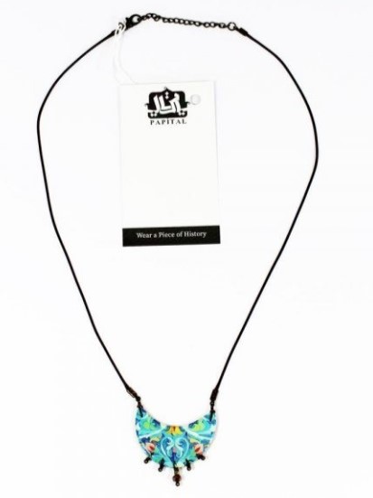 Collana con ciondolo in ceramica a mezzaluna maioliche azzurro verde Nahid. Equo solidali Papital.
