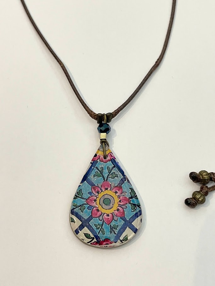 Collana con ciondolo in ceramica maioliche Mana