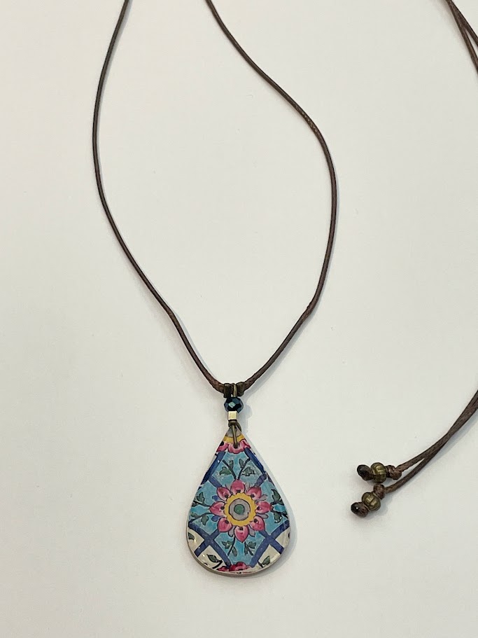 Collana con ciondolo in ceramica maioliche Mana