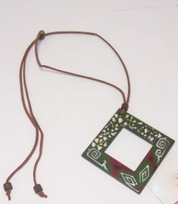 Collana con ciondolo verde in cocco laccato con greca