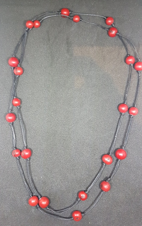 Collana lunga di perle di semi di acai diradate Rossa