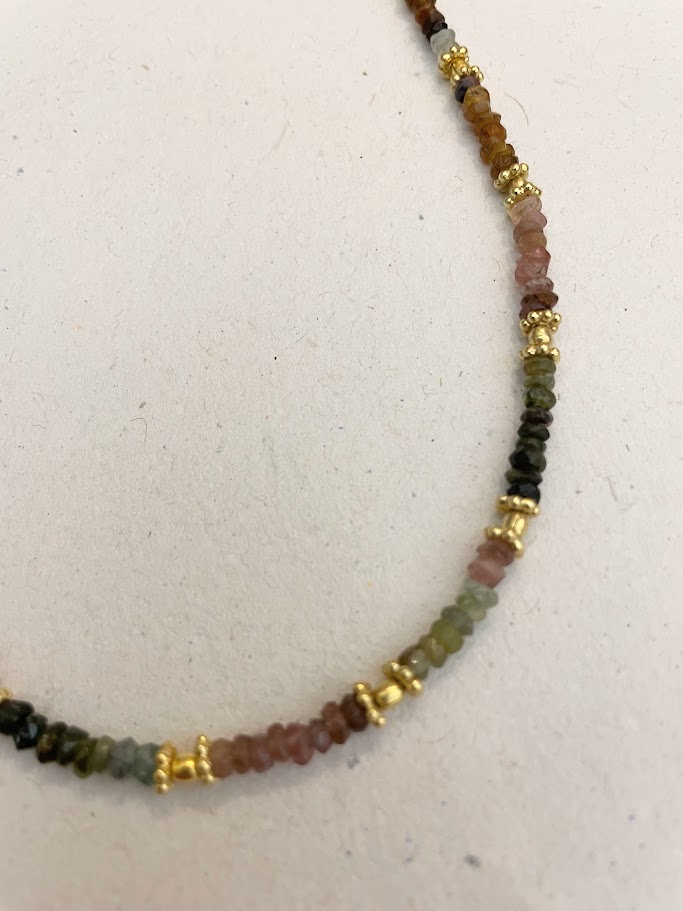 Collana pietre di tormalina e decori dorati, Mandum