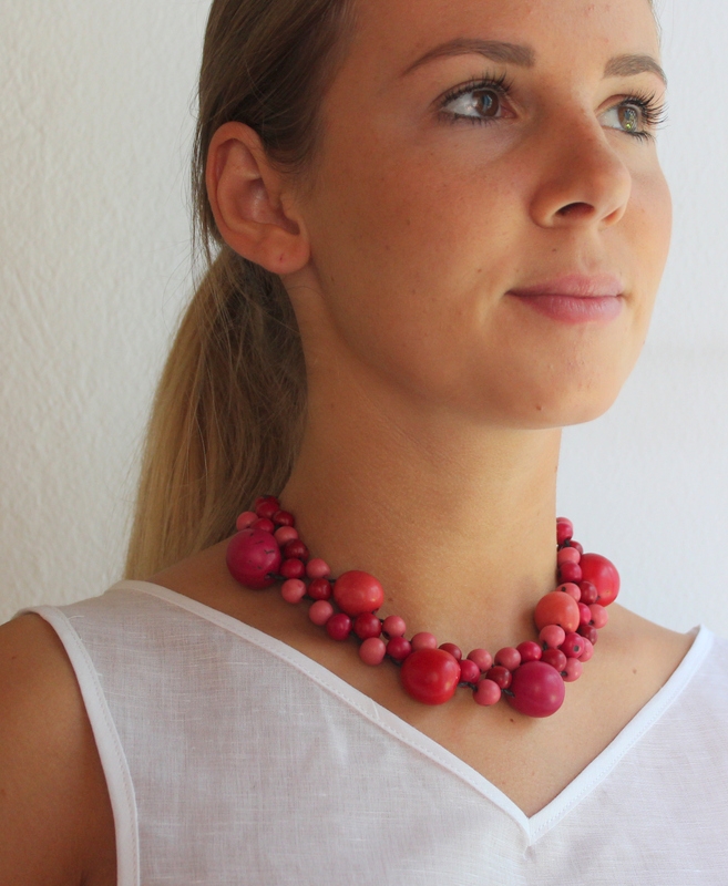 collana in fucsia indossata