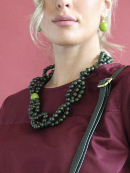 Collana girocollo verde foresta con acai e chicon